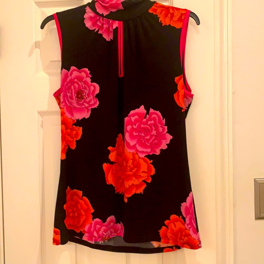 Vibrant sleeveless top w/ floral and cutout
